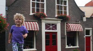 Hotel Delft met op de voorgrond tevreden jonge klant